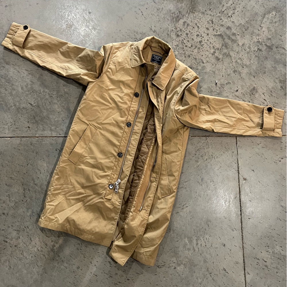 NWT Abercrombie & Fitch Tan Khaki Trench Coat, Men’s Medium.  SMALL PRE OWNED